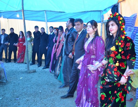 Hakkari'nin Yüksekova ilçesinde 19-20-11.2011 Kasım Dünya evine giren bazı çiftlerimizi sizler için sayfamıza taşıdık. Yüksekova Güncel ailesi olarak tüm çiftlerimize mutluluklar dileriz.