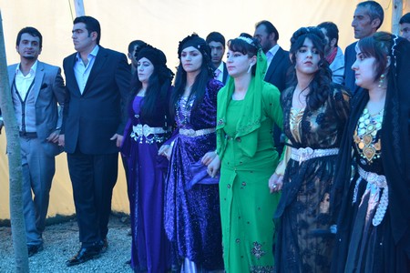 Hakkari'nin Yüksekova ilçesinde 19-20-11.2011 Kasım Dünya evine giren bazı çiftlerimizi sizler için sayfamıza taşıdık. Yüksekova Güncel ailesi olarak tüm çiftlerimize mutluluklar dileriz.