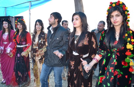 Hakkari'nin Yüksekova ilçesinde 19-20-11.2011 Kasım Dünya evine giren bazı çiftlerimizi sizler için sayfamıza taşıdık. Yüksekova Güncel ailesi olarak tüm çiftlerimize mutluluklar dileriz.