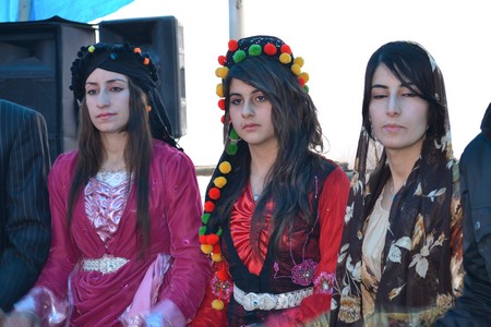 Hakkari'nin Yüksekova ilçesinde 19-20-11.2011 Kasım Dünya evine giren bazı çiftlerimizi sizler için sayfamıza taşıdık. Yüksekova Güncel ailesi olarak tüm çiftlerimize mutluluklar dileriz.