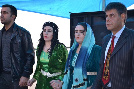 Hakkari'nin Yüksekova ilçesinde 19-20-11.2011 Kasım Dünya evine giren bazı çiftlerimizi sizler için sayfamıza taşıdık. Yüksekova Güncel ailesi olarak tüm çiftlerimize mutluluklar dileriz.