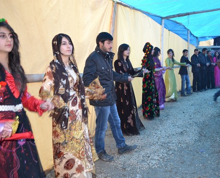 Hakkari'nin Yüksekova ilçesinde 19-20-11.2011 Kasım Dünya evine giren bazı çiftlerimizi sizler için sayfamıza taşıdık. Yüksekova Güncel ailesi olarak tüm çiftlerimize mutluluklar dileriz.