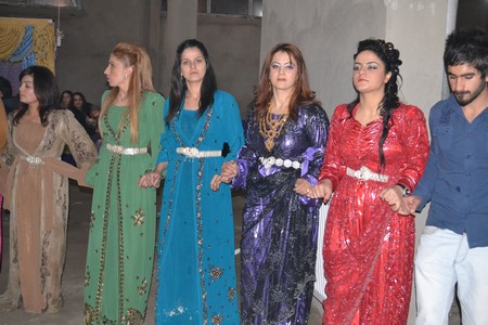 Hakkari'nin Yüksekova ilçesinde 19-20-11.2011 Kasım Dünya evine giren bazı çiftlerimizi sizler için sayfamıza taşıdık. Yüksekova Güncel ailesi olarak tüm çiftlerimize mutluluklar dileriz.