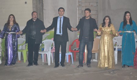 Hakkari'nin Yüksekova ilçesinde 19-20-11.2011 Kasım Dünya evine giren bazı çiftlerimizi sizler için sayfamıza taşıdık. Yüksekova Güncel ailesi olarak tüm çiftlerimize mutluluklar dileriz.