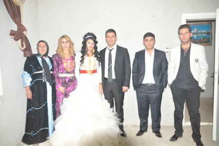 Hakkari'nin Yüksekova ilçesinde 19-20-11.2011 Kasım Dünya evine giren bazı çiftlerimizi sizler için sayfamıza taşıdık. Yüksekova Güncel ailesi olarak tüm çiftlerimize mutluluklar dileriz.