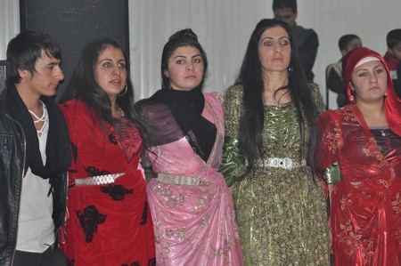 Hakkari'nin Yüksekova ilçesinde 19-20-11.2011 Kasım Dünya evine giren bazı çiftlerimizi sizler için sayfamıza taşıdık. Yüksekova Güncel ailesi olarak tüm çiftlerimize mutluluklar dileriz.