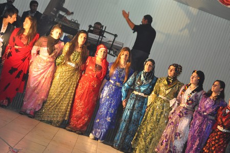 Hakkari'nin Yüksekova ilçesinde 19-20-11.2011 Kasım Dünya evine giren bazı çiftlerimizi sizler için sayfamıza taşıdık. Yüksekova Güncel ailesi olarak tüm çiftlerimize mutluluklar dileriz.