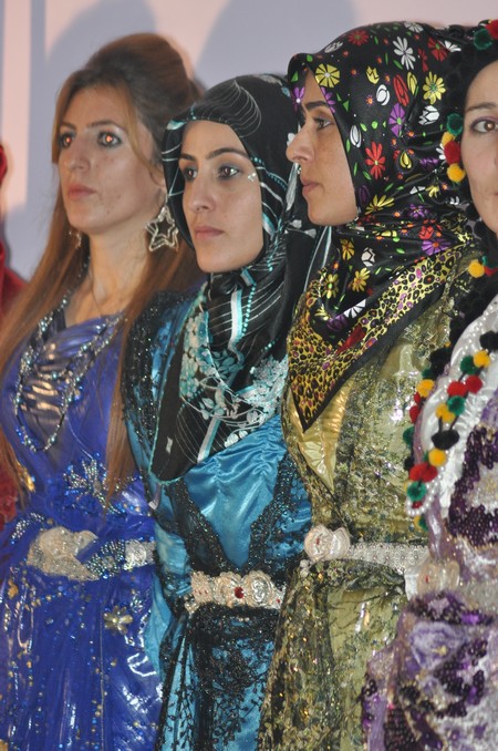 Hakkari'nin Yüksekova ilçesinde 19-20-11.2011 Kasım Dünya evine giren bazı çiftlerimizi sizler için sayfamıza taşıdık. Yüksekova Güncel ailesi olarak tüm çiftlerimize mutluluklar dileriz.