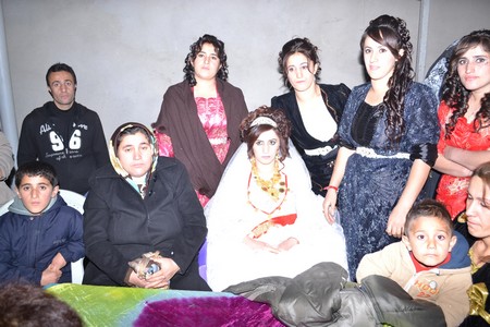 Hakkari'nin Yüksekova ilçesinde 19-20-11.2011 Kasım Dünya evine giren bazı çiftlerimizi sizler için sayfamıza taşıdık. Yüksekova Güncel ailesi olarak tüm çiftlerimize mutluluklar dileriz.