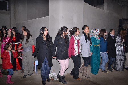 Hakkari'nin Yüksekova ilçesinde 19-20-11.2011 Kasım Dünya evine giren bazı çiftlerimizi sizler için sayfamıza taşıdık. Yüksekova Güncel ailesi olarak tüm çiftlerimize mutluluklar dileriz.