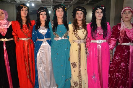 Hakkari'nin Yüksekova ilçesinde 19-20-11.2011 Kasım Dünya evine giren bazı çiftlerimizi sizler için sayfamıza taşıdık. Yüksekova Güncel ailesi olarak tüm çiftlerimize mutluluklar dileriz.