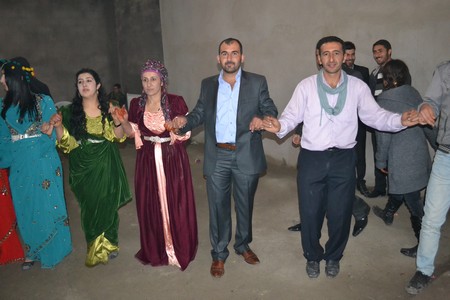 Hakkari'nin Yüksekova ilçesinde 19-20-11.2011 Kasım Dünya evine giren bazı çiftlerimizi sizler için sayfamıza taşıdık. Yüksekova Güncel ailesi olarak tüm çiftlerimize mutluluklar dileriz.