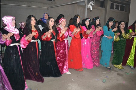 Hakkari'nin Yüksekova ilçesinde 19-20-11.2011 Kasım Dünya evine giren bazı çiftlerimizi sizler için sayfamıza taşıdık. Yüksekova Güncel ailesi olarak tüm çiftlerimize mutluluklar dileriz.