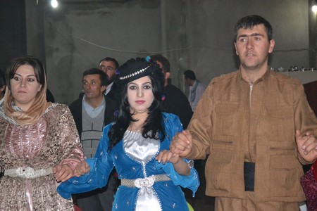 Hakkari'nin Yüksekova ilçesinde 19-20-11.2011 Kasım Dünya evine giren bazı çiftlerimizi sizler için sayfamıza taşıdık. Yüksekova Güncel ailesi olarak tüm çiftlerimize mutluluklar dileriz.