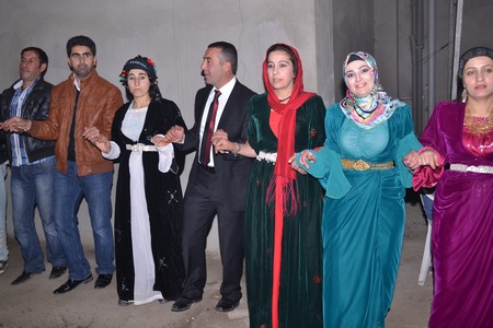 Hakkari'nin Yüksekova ilçesinde 19-20-11.2011 Kasım Dünya evine giren bazı çiftlerimizi sizler için sayfamıza taşıdık. Yüksekova Güncel ailesi olarak tüm çiftlerimize mutluluklar dileriz.