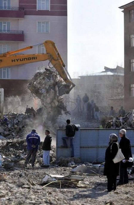 Depremin üzerinden 1 ay geçti ama acısı geçmedi 