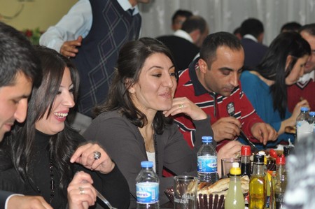 Hakkarinin Yüksekova ilçesinde 24 Kasım Öğretmenler günü dolayısıyla düzenlenen programda halay çekerek gönüllerince eğlendiler.