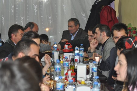 Hakkarinin Yüksekova ilçesinde 24 Kasım Öğretmenler günü dolayısıyla düzenlenen programda halay çekerek gönüllerince eğlendiler.