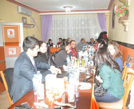 Hakkarinin Yüksekova ilçesinde 24 Kasım Öğretmenler günü dolayısıyla düzenlenen programda halay çekerek gönüllerince eğlendiler.