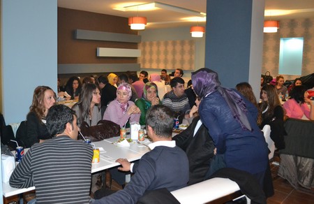 Hakkarinin Yüksekova ilçesinde 24 Kasım Öğretmenler günü dolayısıyla düzenlenen programda halay çekerek gönüllerince eğlendiler.