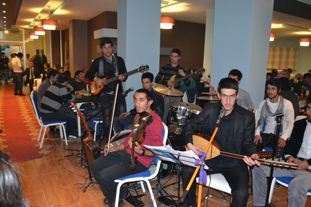 Hakkarinin Yüksekova ilçesinde 24 Kasım Öğretmenler günü dolayısıyla düzenlenen programda halay çekerek gönüllerince eğlendiler.