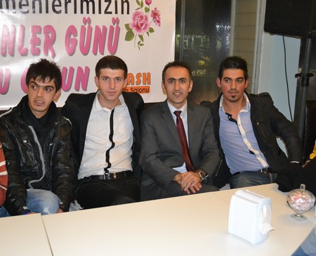 Hakkarinin Yüksekova ilçesinde 24 Kasım Öğretmenler günü dolayısıyla düzenlenen programda halay çekerek gönüllerince eğlendiler.