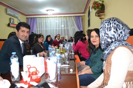 Hakkarinin Yüksekova ilçesinde 24 Kasım Öğretmenler günü dolayısıyla düzenlenen programda halay çekerek gönüllerince eğlendiler.