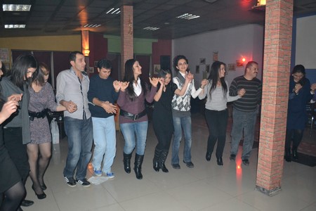 Hakkarinin Yüksekova ilçesinde 24 Kasım Öğretmenler günü dolayısıyla düzenlenen programda halay çekerek gönüllerince eğlendiler.