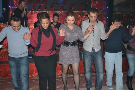 Hakkarinin Yüksekova ilçesinde 24 Kasım Öğretmenler günü dolayısıyla düzenlenen programda halay çekerek gönüllerince eğlendiler.