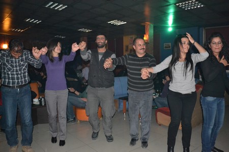 Hakkarinin Yüksekova ilçesinde 24 Kasım Öğretmenler günü dolayısıyla düzenlenen programda halay çekerek gönüllerince eğlendiler.