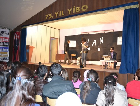 Hakkarinin Yüksekova ilçesinde Bir gurup Tiyatrocu Vanda meydana gelen depremden dolayı Van için bir araya gelip ilk tiyatro sahne perdesini Vanlılar için açtı.