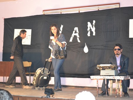 Hakkarinin Yüksekova ilçesinde Bir gurup Tiyatrocu Vanda meydana gelen depremden dolayı Van için bir araya gelip ilk tiyatro sahne perdesini Vanlılar için açtı.