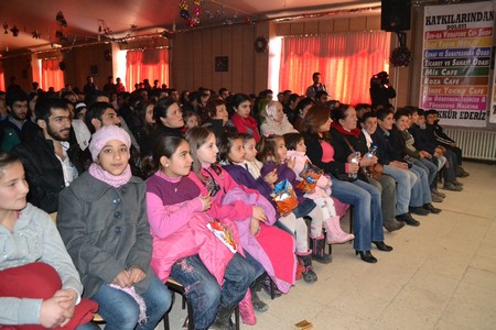 Hakkarinin Yüksekova ilçesinde Bir gurup Tiyatrocu Vanda meydana gelen depremden dolayı Van için bir araya gelip ilk tiyatro sahne perdesini Vanlılar için açtı.