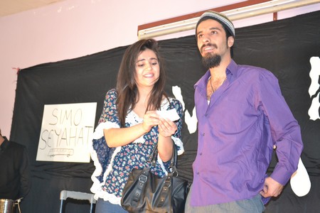 Hakkarinin Yüksekova ilçesinde Bir gurup Tiyatrocu Vanda meydana gelen depremden dolayı Van için bir araya gelip ilk tiyatro sahne perdesini Vanlılar için açtı.