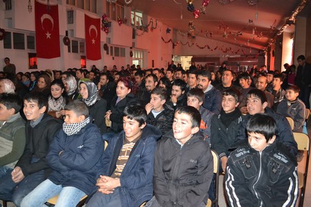Hakkarinin Yüksekova ilçesinde Bir gurup Tiyatrocu Vanda meydana gelen depremden dolayı Van için bir araya gelip ilk tiyatro sahne perdesini Vanlılar için açtı.