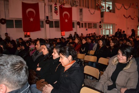 Hakkarinin Yüksekova ilçesinde Bir gurup Tiyatrocu Vanda meydana gelen depremden dolayı Van için bir araya gelip ilk tiyatro sahne perdesini Vanlılar için açtı.