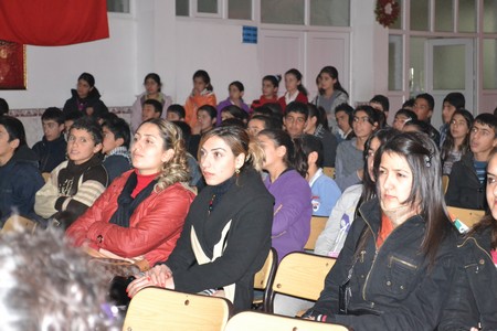 Hakkarinin Yüksekova ilçesinde Bir gurup Tiyatrocu Vanda meydana gelen depremden dolayı Van için bir araya gelip ilk tiyatro sahne perdesini Vanlılar için açtı.