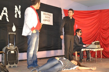 Hakkarinin Yüksekova ilçesinde Bir gurup Tiyatrocu Vanda meydana gelen depremden dolayı Van için bir araya gelip ilk tiyatro sahne perdesini Vanlılar için açtı.