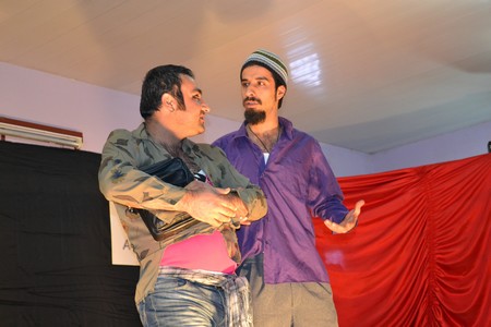 Hakkarinin Yüksekova ilçesinde Bir gurup Tiyatrocu Vanda meydana gelen depremden dolayı Van için bir araya gelip ilk tiyatro sahne perdesini Vanlılar için açtı.