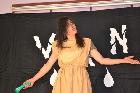 Hakkarinin Yüksekova ilçesinde Bir gurup Tiyatrocu Vanda meydana gelen depremden dolayı Van için bir araya gelip ilk tiyatro sahne perdesini Vanlılar için açtı.