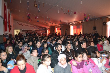Hakkarinin Yüksekova ilçesinde Bir gurup Tiyatrocu Vanda meydana gelen depremden dolayı Van için bir araya gelip ilk tiyatro sahne perdesini Vanlılar için açtı.