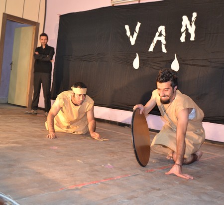 Hakkarinin Yüksekova ilçesinde Bir gurup Tiyatrocu Vanda meydana gelen depremden dolayı Van için bir araya gelip ilk tiyatro sahne perdesini Vanlılar için açtı.