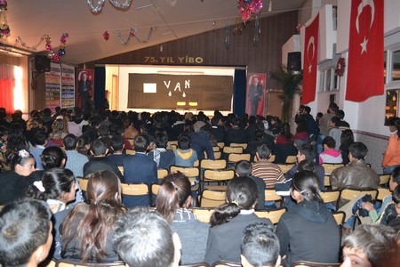 Hakkarinin Yüksekova ilçesinde Bir gurup Tiyatrocu Vanda meydana gelen depremden dolayı Van için bir araya gelip ilk tiyatro sahne perdesini Vanlılar için açtı.
