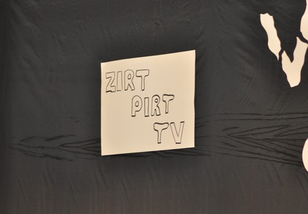 Hakkarinin Yüksekova ilçesinde Bir gurup Tiyatrocu Vanda meydana gelen depremden dolayı Van için bir araya gelip ilk tiyatro sahne perdesini Vanlılar için açtı.