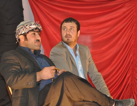 Hakkarinin Yüksekova ilçesinde Bir gurup Tiyatrocu Vanda meydana gelen depremden dolayı Van için bir araya gelip ilk tiyatro sahne perdesini Vanlılar için açtı.