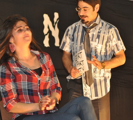 Hakkarinin Yüksekova ilçesinde Bir gurup Tiyatrocu Vanda meydana gelen depremden dolayı Van için bir araya gelip ilk tiyatro sahne perdesini Vanlılar için açtı.