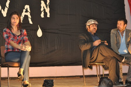 Hakkarinin Yüksekova ilçesinde Bir gurup Tiyatrocu Vanda meydana gelen depremden dolayı Van için bir araya gelip ilk tiyatro sahne perdesini Vanlılar için açtı.