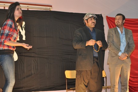 Hakkarinin Yüksekova ilçesinde Bir gurup Tiyatrocu Vanda meydana gelen depremden dolayı Van için bir araya gelip ilk tiyatro sahne perdesini Vanlılar için açtı.