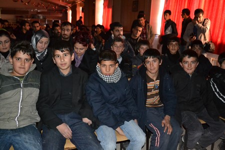 Hakkarinin Yüksekova ilçesinde Bir gurup Tiyatrocu Vanda meydana gelen depremden dolayı Van için bir araya gelip ilk tiyatro sahne perdesini Vanlılar için açtı.