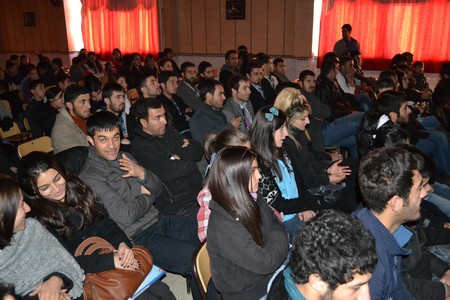 Hakkarinin Yüksekova ilçesinde Bir gurup Tiyatrocu Vanda meydana gelen depremden dolayı Van için bir araya gelip ilk tiyatro sahne perdesini Vanlılar için açtı.